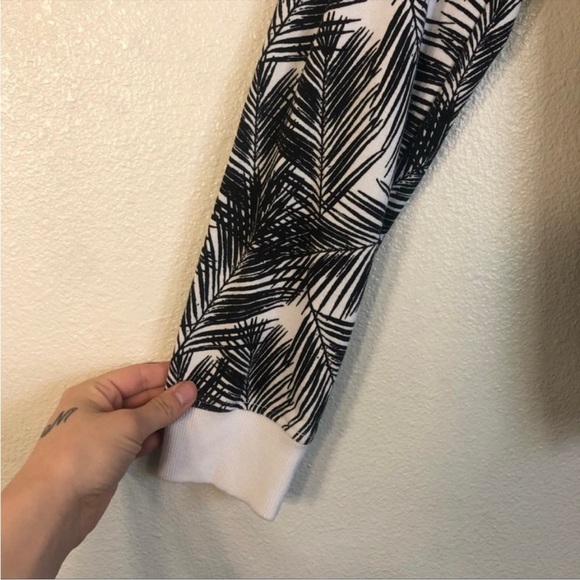 Forever 21 White Black Palm Tree Leaf Patterned Long Sleeve Sweater - Picture 5 of 7